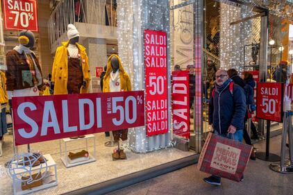 Milano, primo giorno di saldi  6