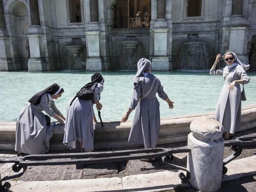 Roma, fontane violate anche dalle suore