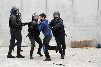 Tensioni tra polizia e indipendentisti 10