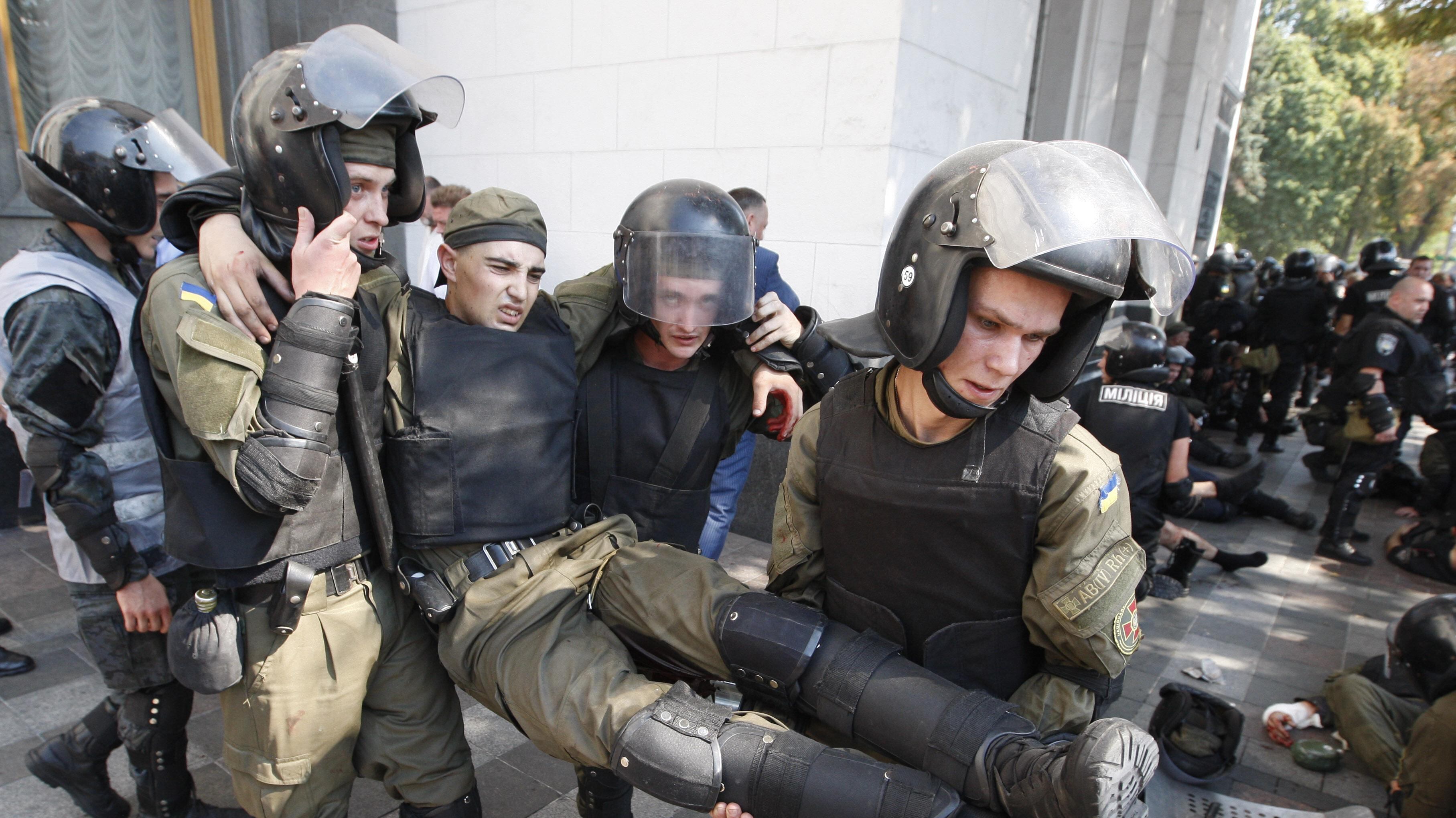 Ultradestra contro la polizia: battaglia al Parlamento di Kiev