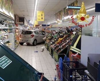 Auto piomba in un supermercato dopo aver sfondato la vetrina 1