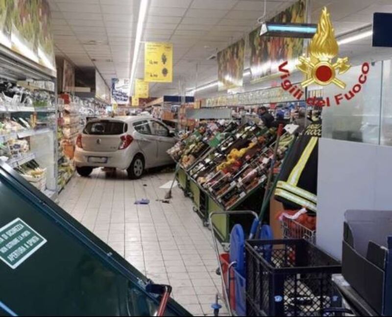 Auto piomba in un supermercato dopo aver sfondato la vetrina 1