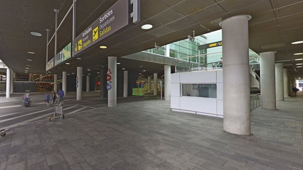 Il bambino ha il passaporto scaduto, i genitori lo lasciano in aeroporto e partono lo stesso