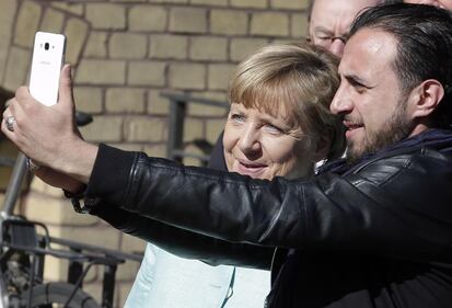 Berlino, i selfie della Merkel con gli immigrati 6