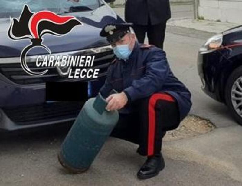 Lecce, marito violento lancia bombola del gas sull'auto della moglie 1