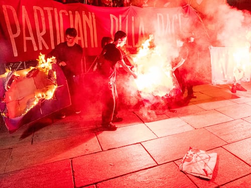 Torino, vietato sventolare bandiere ucraine. Gli antagonisti allontanano i militanti di Iv e +Europa