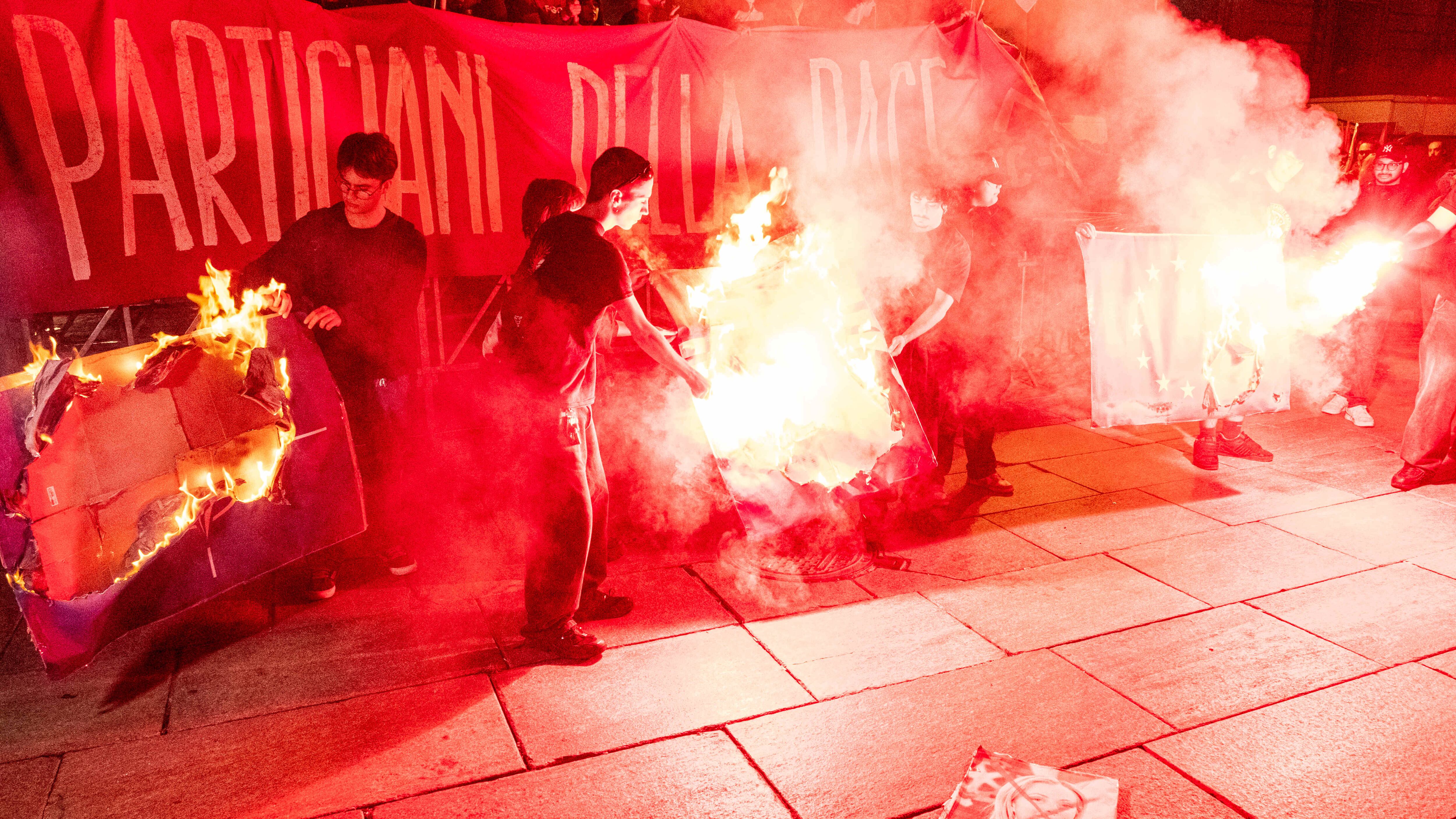 Torino, vietato sventolare bandiere ucraine. Gli antagonisti allontanano i militanti di Iv e +Europa