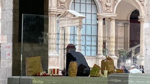 Risse e vandali alla Loggia. Scatta (finalmente) un blitz