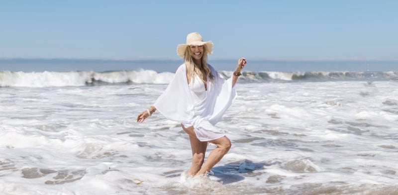 Donna cammina in acqua
