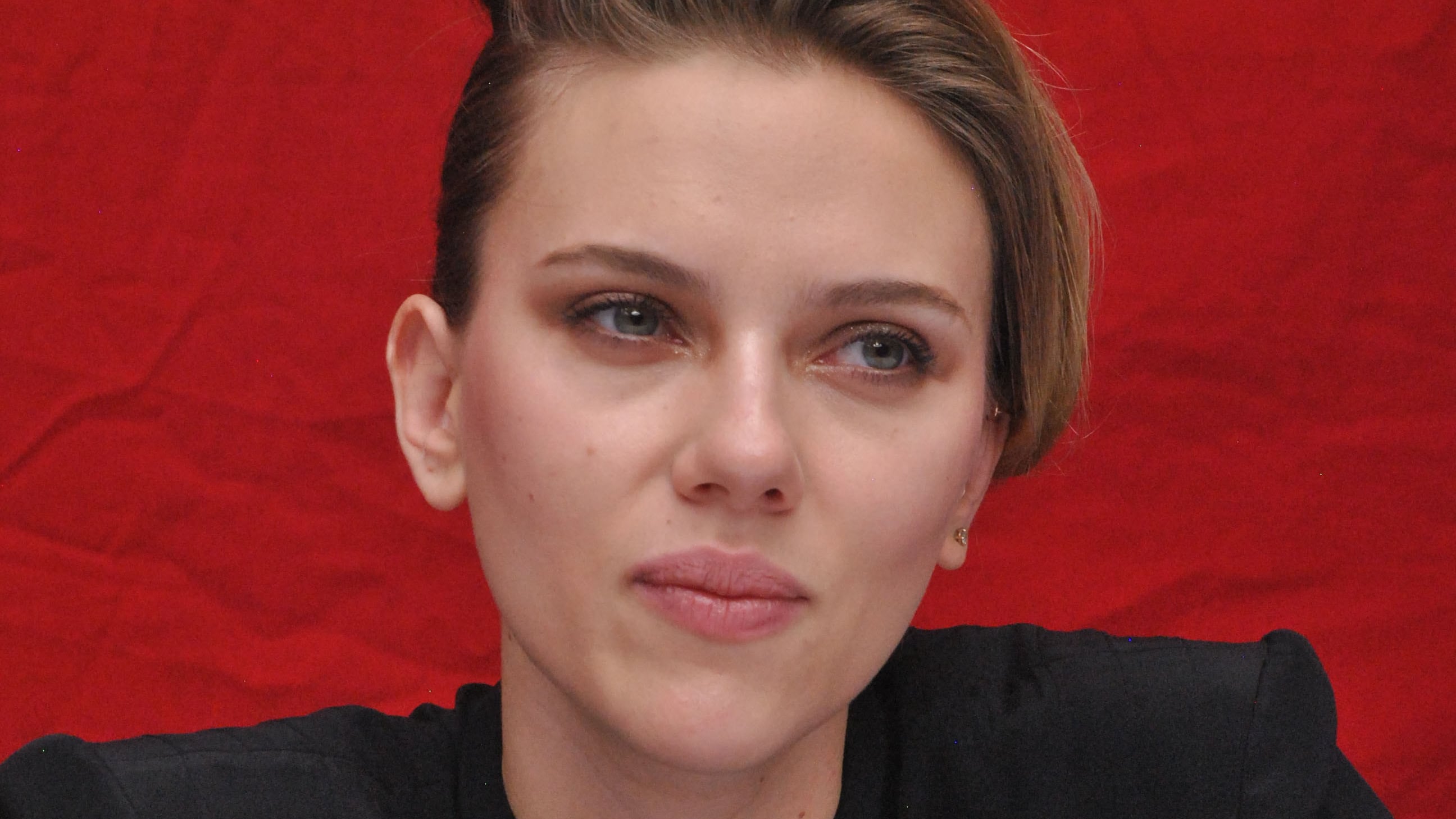 Scarlett Johansson mostra il suo anello di fidanzamento