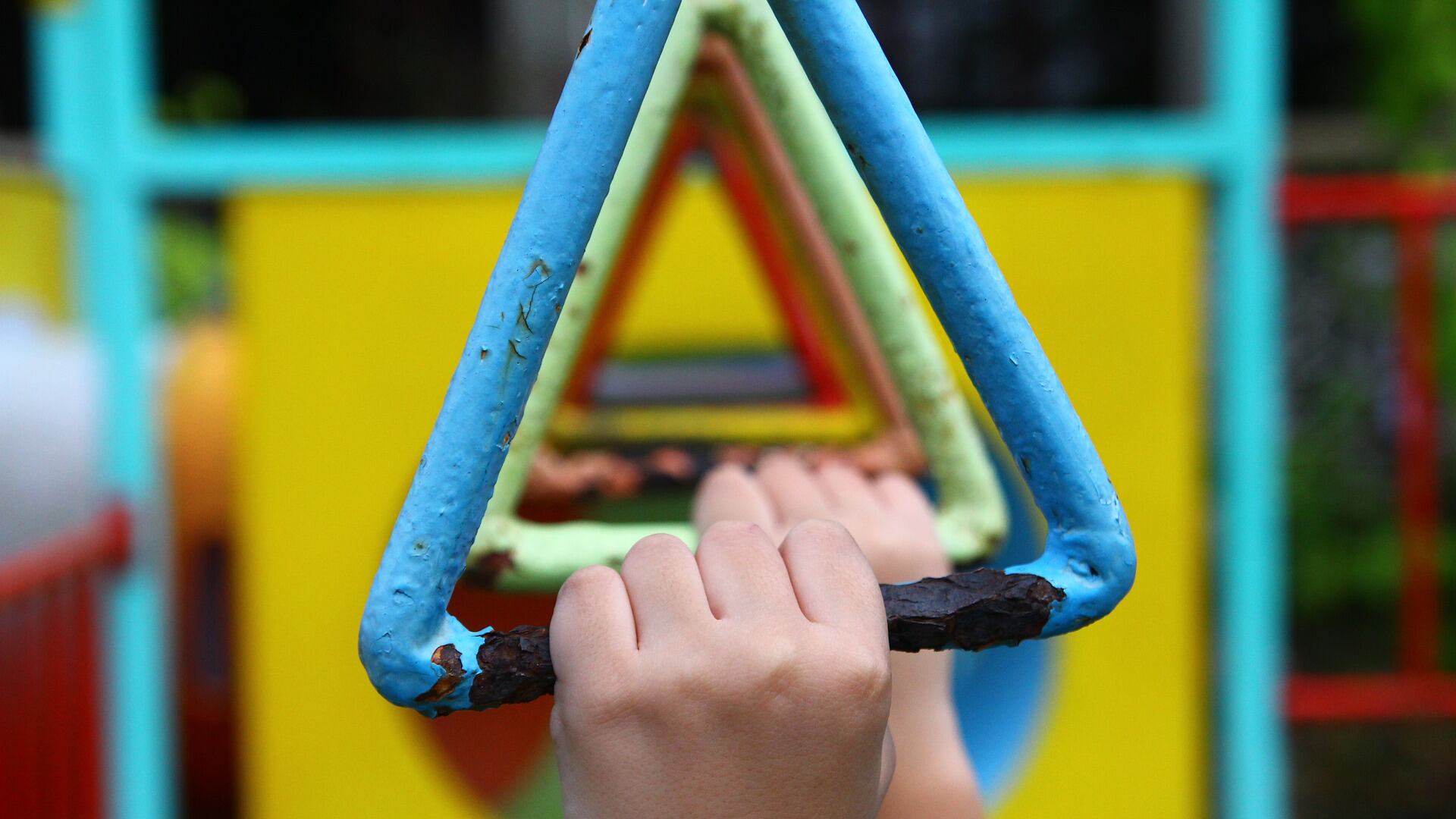 Ha abusato di 41 bimbi. Ma il pedofilo-bagnino insegnava alle elementari