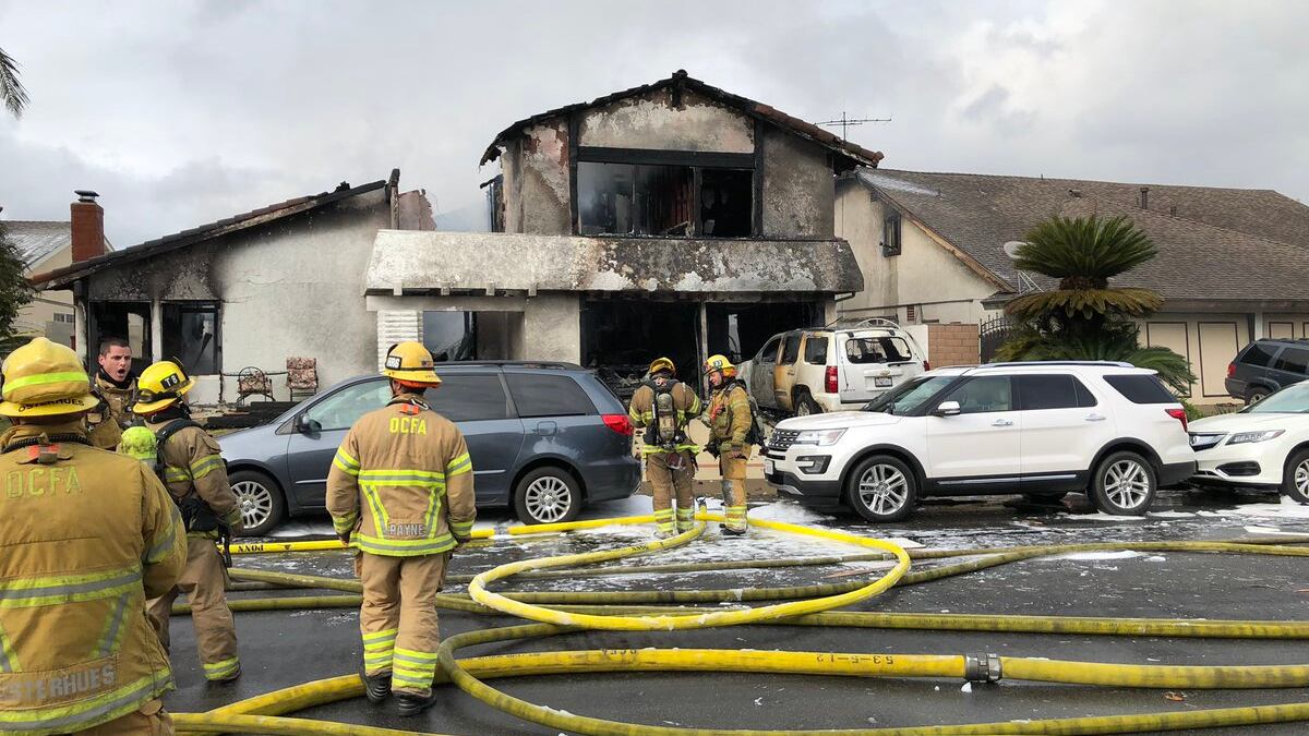 Aereo bimotore precipita su una casa in California: 5 morti nello schianto