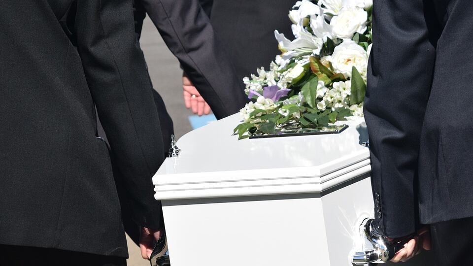 India sotto choc: giovane dichiarato morto si risveglia al funerale