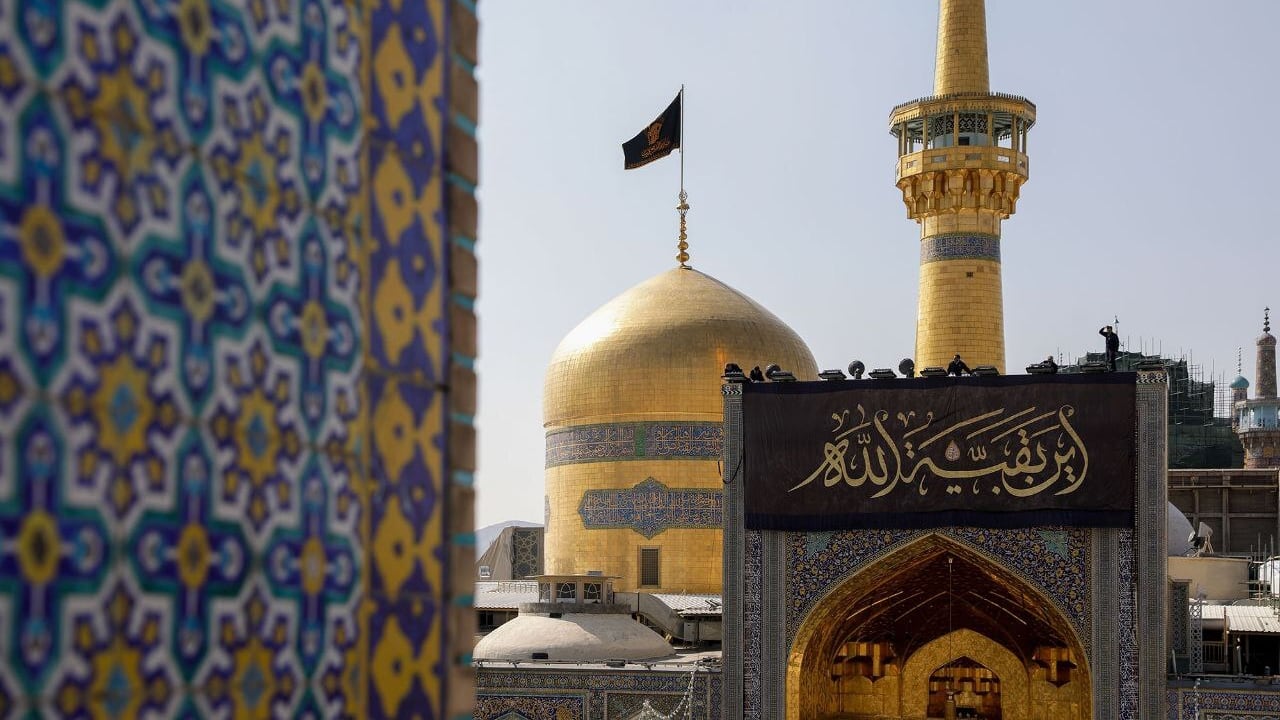 Bandiera nera sulla moschea in Iran: la dichiarazione di guerra dell'Islam
