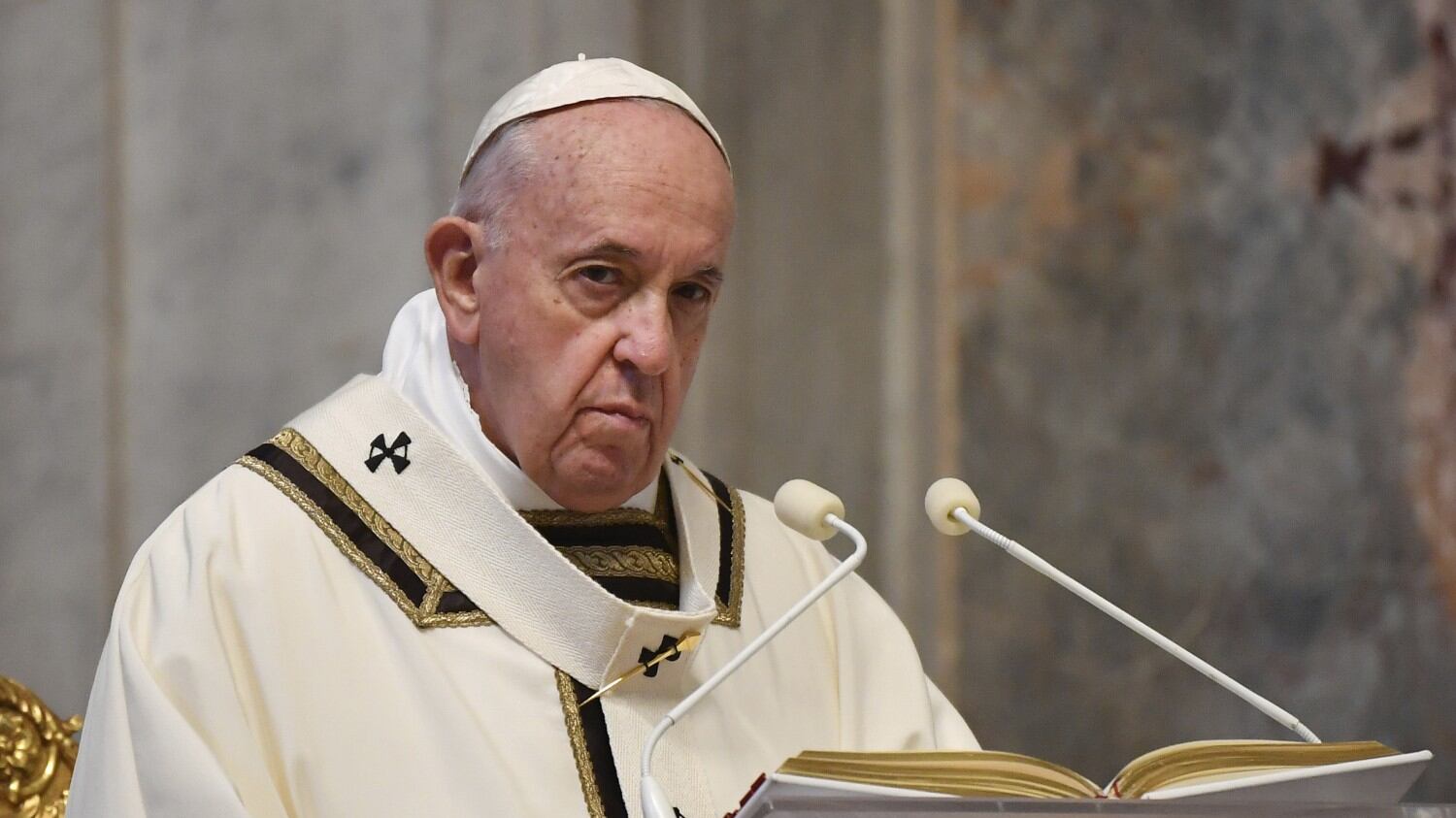Immigrazione, Papa Francesco: "Auspicabile regolarizzazione clandestini"
