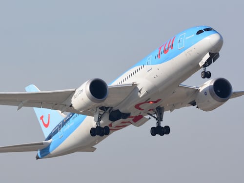 Spruzza acqua ai passeggeri, paura su un volo per Manchester