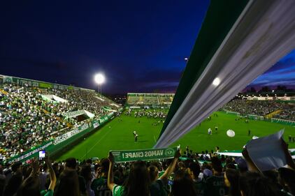 Chapecoense, il tributo alle vittime allo stadio di Medellin 20