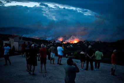 Le fiamme devastano la Grecia 7
