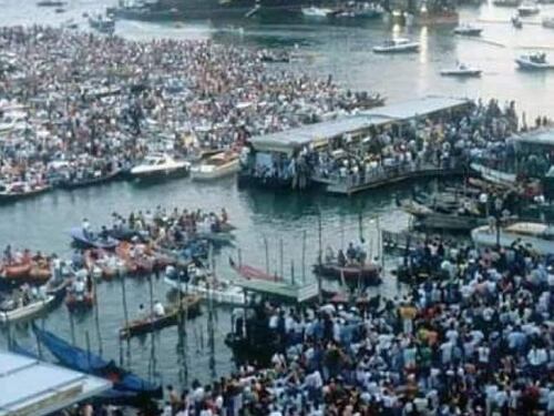 E nel "mare libico" spunta pure il palco dei Pink Floyd