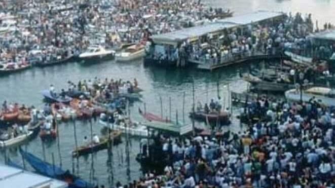 E nel "mare libico" spunta pure il palco dei Pink Floyd