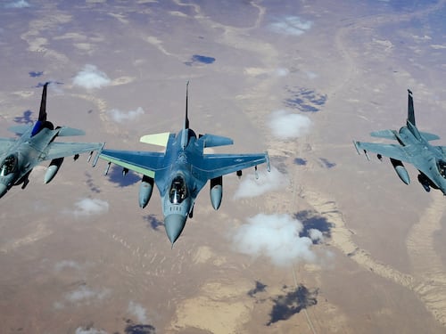 Consegnati all'Ucraina i primi F-16: "Verranno armati con missili Usa"