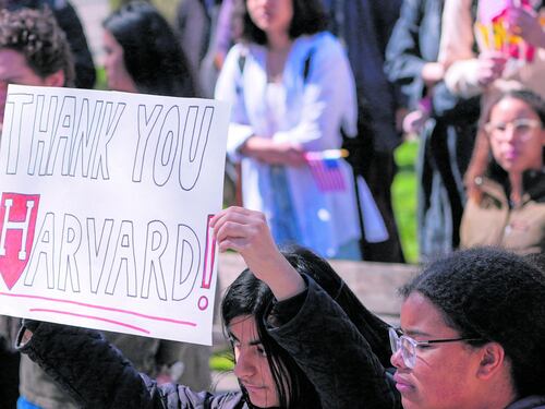 Mezza retromarcia dell'amministrazione Usa. "La mail contro Harvard partita per errore"