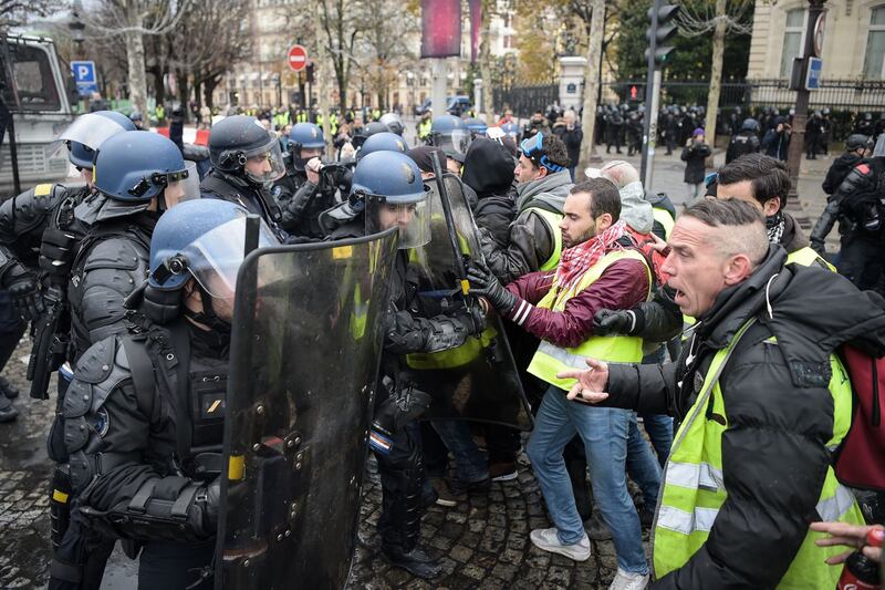 La protesta dei gilet gialli a Parigi: guerriglia sugli Champs-Élysées 5