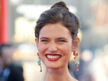 Bianca Balti, asciugamano sexy al mare 12
