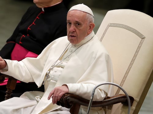 Il Papa in Cappella Sistina invita le donne ad allattare al seno