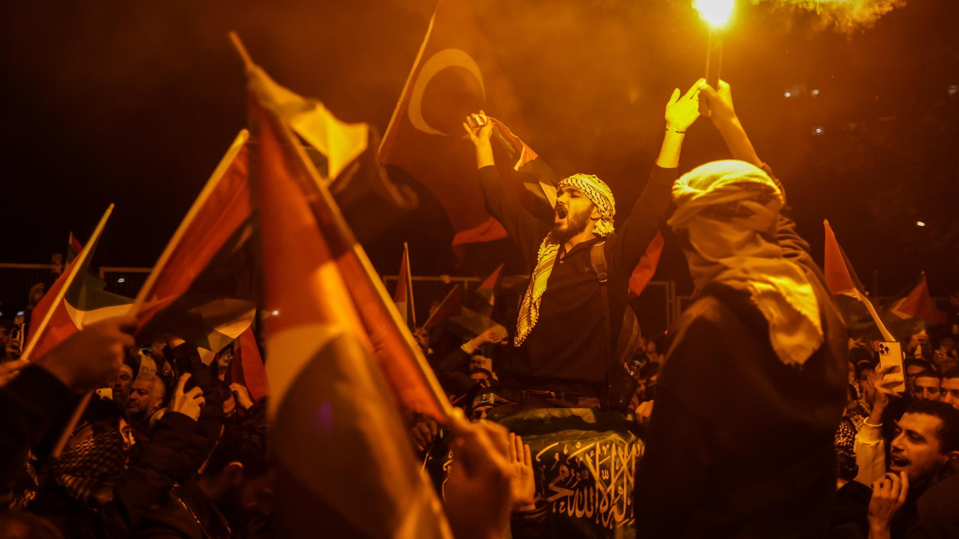 Esplode l'ira nelle piazze islamiche