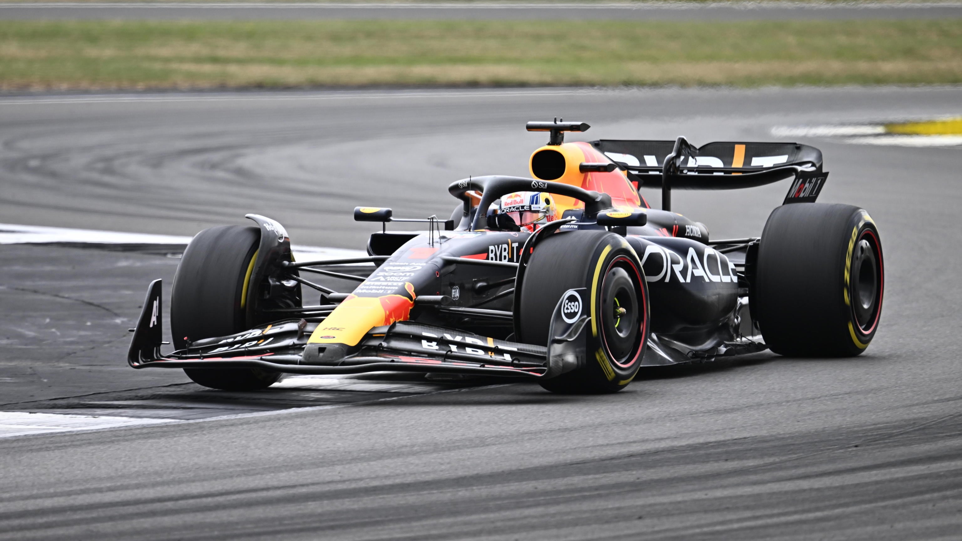 Formula Uno, Verstappen in pole a Silverstone. Tensione Leclerc-Sainz