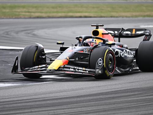 Formula Uno, Verstappen in pole a Silverstone. Tensione Leclerc-Sainz