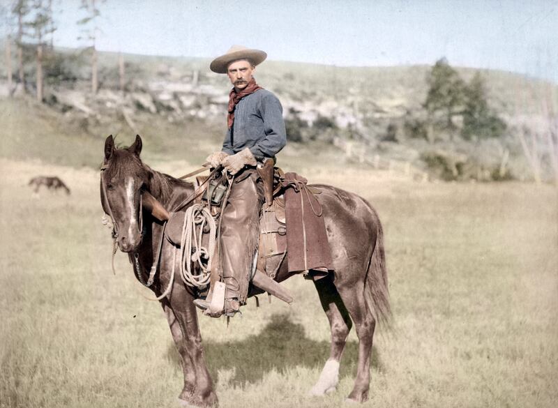 Un cowboy ritratto in una foto del 1887 colorata in post produzione