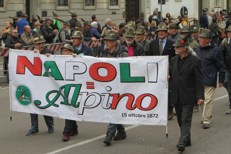 A Milano sfilano gli Alpini: 500mila penne nere invadono il centro 16