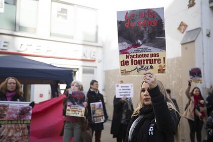La protesta choc "insanguina" Parigi 3