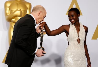 L'abito di Lupita Nyong'o con 6mila perle 10
