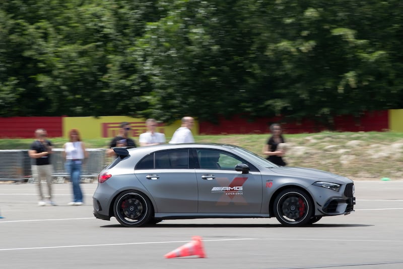 Velocità e adrenalina a bordo delle Mercedes-AMG 12