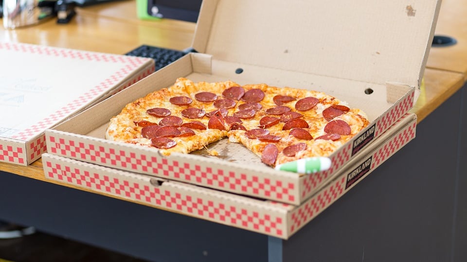 "Sostanze tossiche nei cartoni di pizza e fast food"