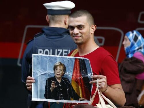 La Merkel tradisce i siriani: giro di vite sull'accoglienza