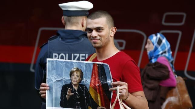 La Merkel tradisce i siriani: giro di vite sull'accoglienza