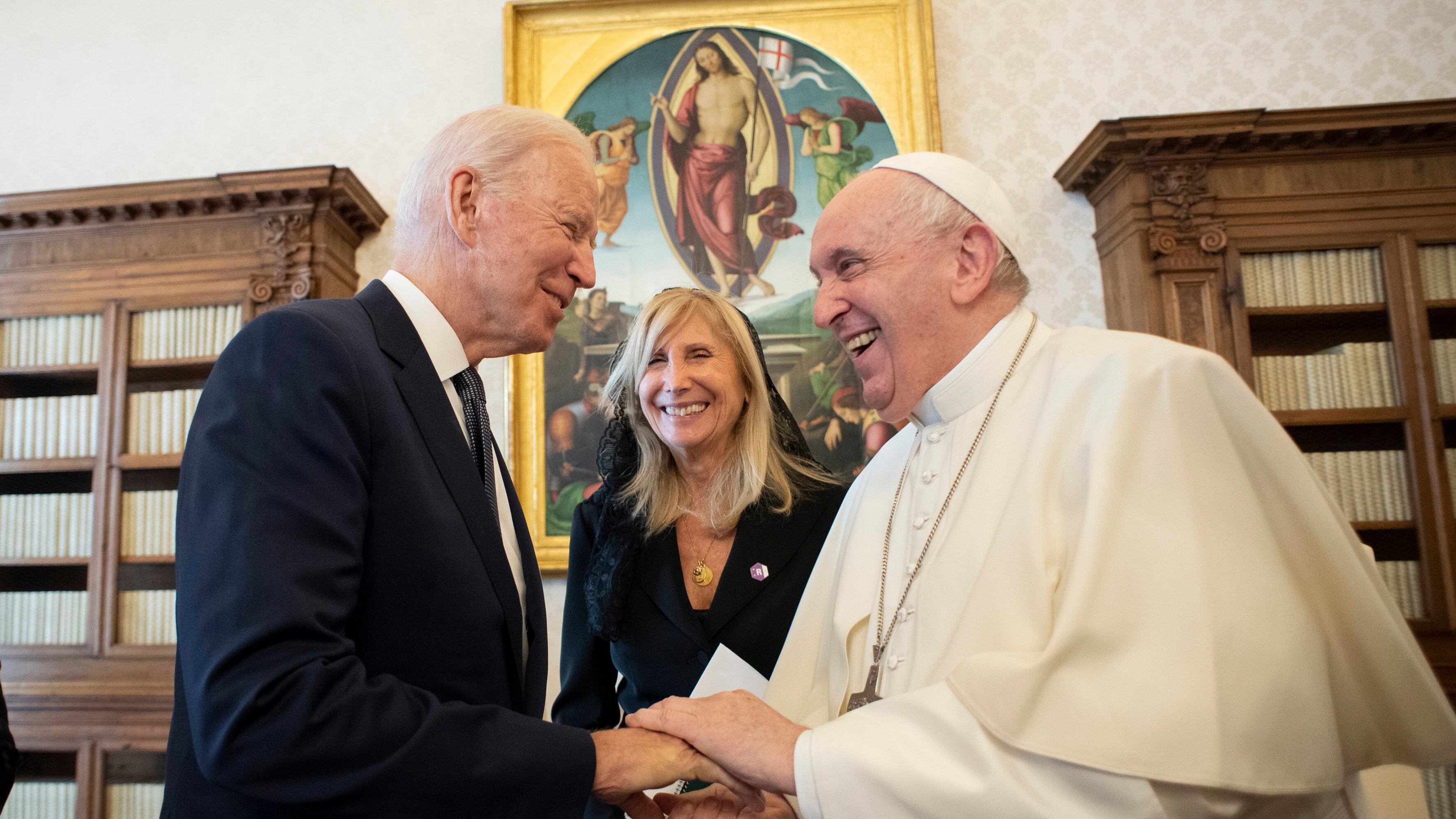 Biden dal Papa glissa sull'aborto "Continuo a fare la comunione"