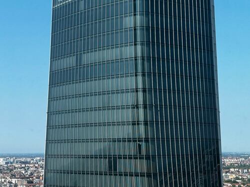 Milano, paura a City Life. Collassa l'insegna sulla Torre Hadid a 192 metri di altezza