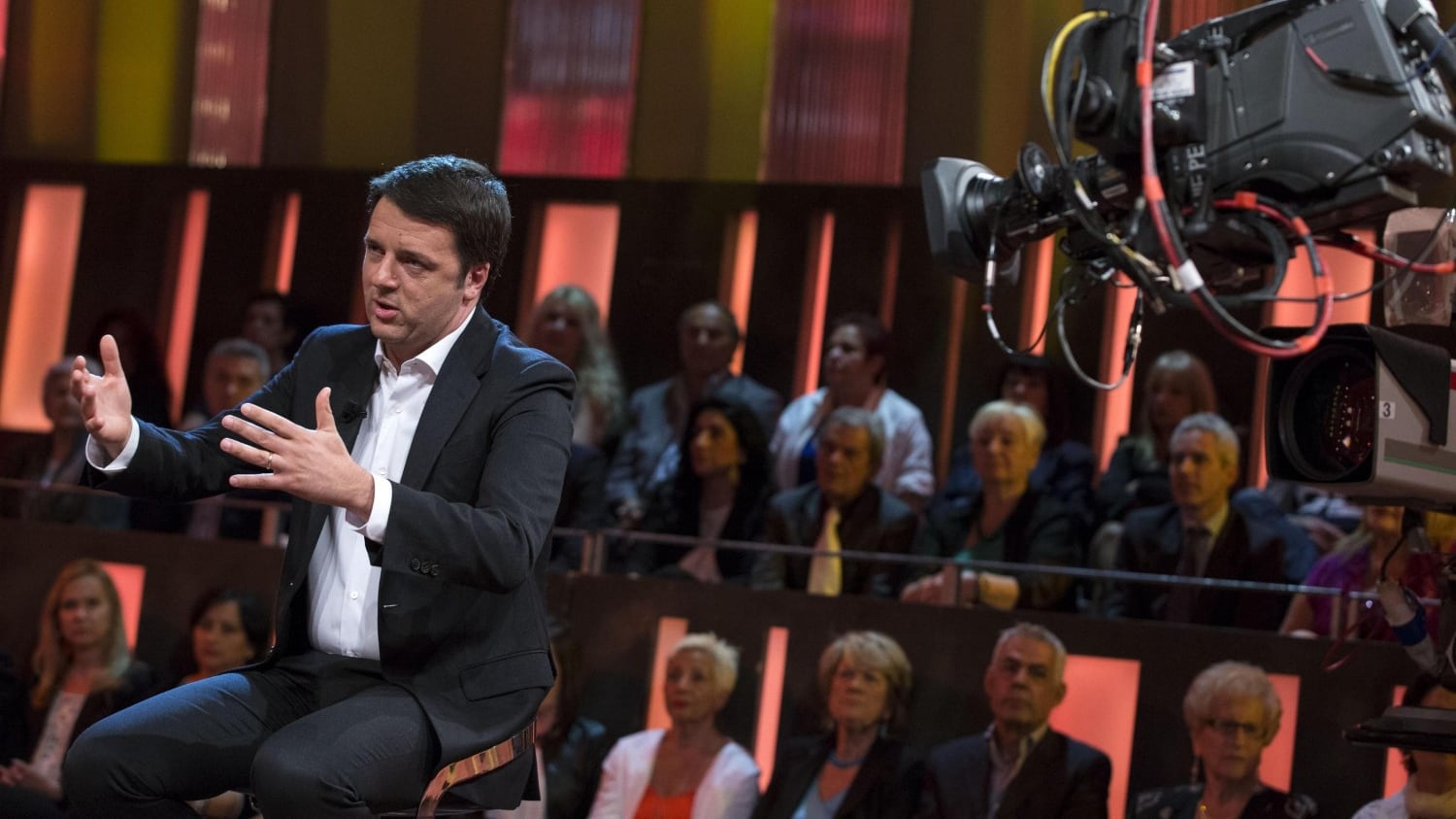 Renzi fa il gradasso: "Io come D'Alema? No, non lascerei per le Regionali"