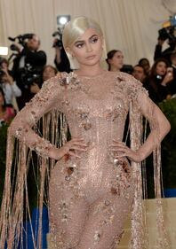 Kylie Jenner sexy alla finestra 30