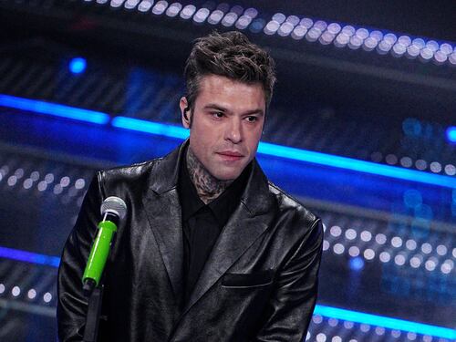 "La "coca" e il "mascara sulle guance". Fedez spoilera il nuovo brano: il mistero sulla dedica