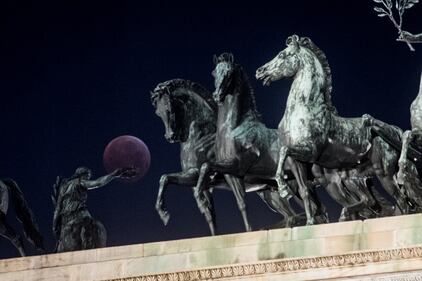 L'eclissi lunare tra i palazzi di Milano 2