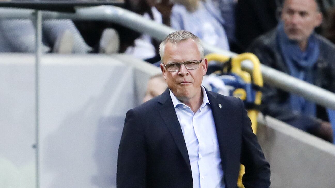 Il ct della Svezia Andersson pulisce lo spogliatoio dopo la vittoria