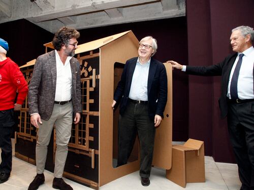 Sgarbi consegna le casette di cartone ai clochard