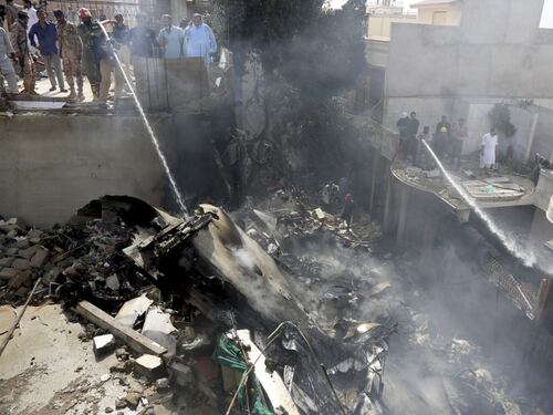 Pakistan, aereo civile si schianta in zona residenziale