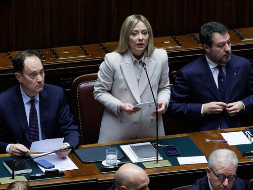 Meloni: "Non manderemo truppe in Ucraina. Inaccettabile sottovalutazione dell'antisemitismo"